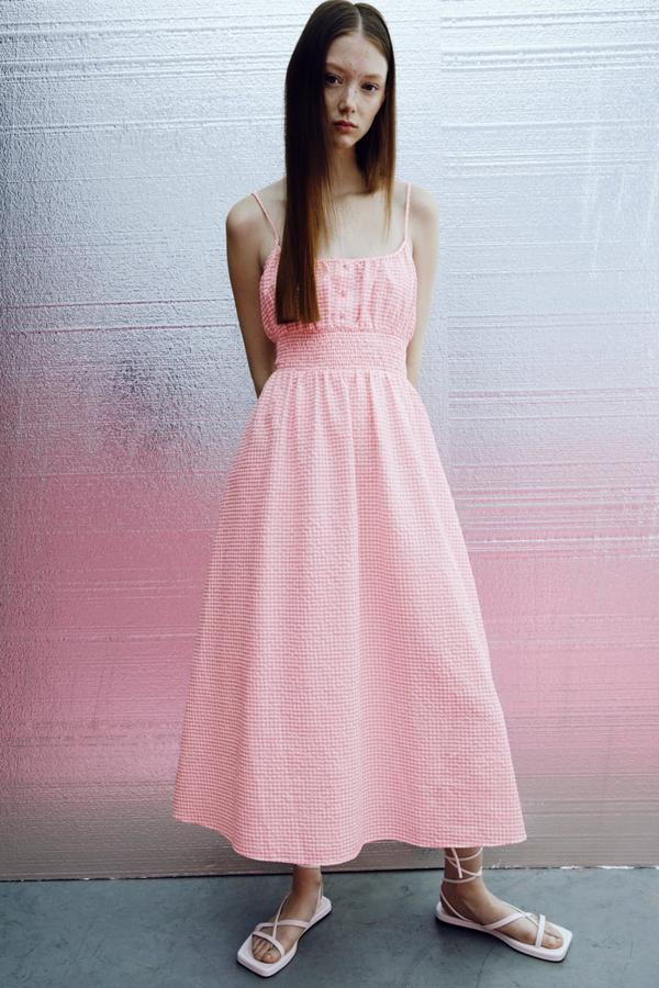 Este vestido midi con estampado de cuadros de vichy de Zara es perfecto para todas tus citas de verano porque sienta de maravilla. Cuesta 29.95 euros.