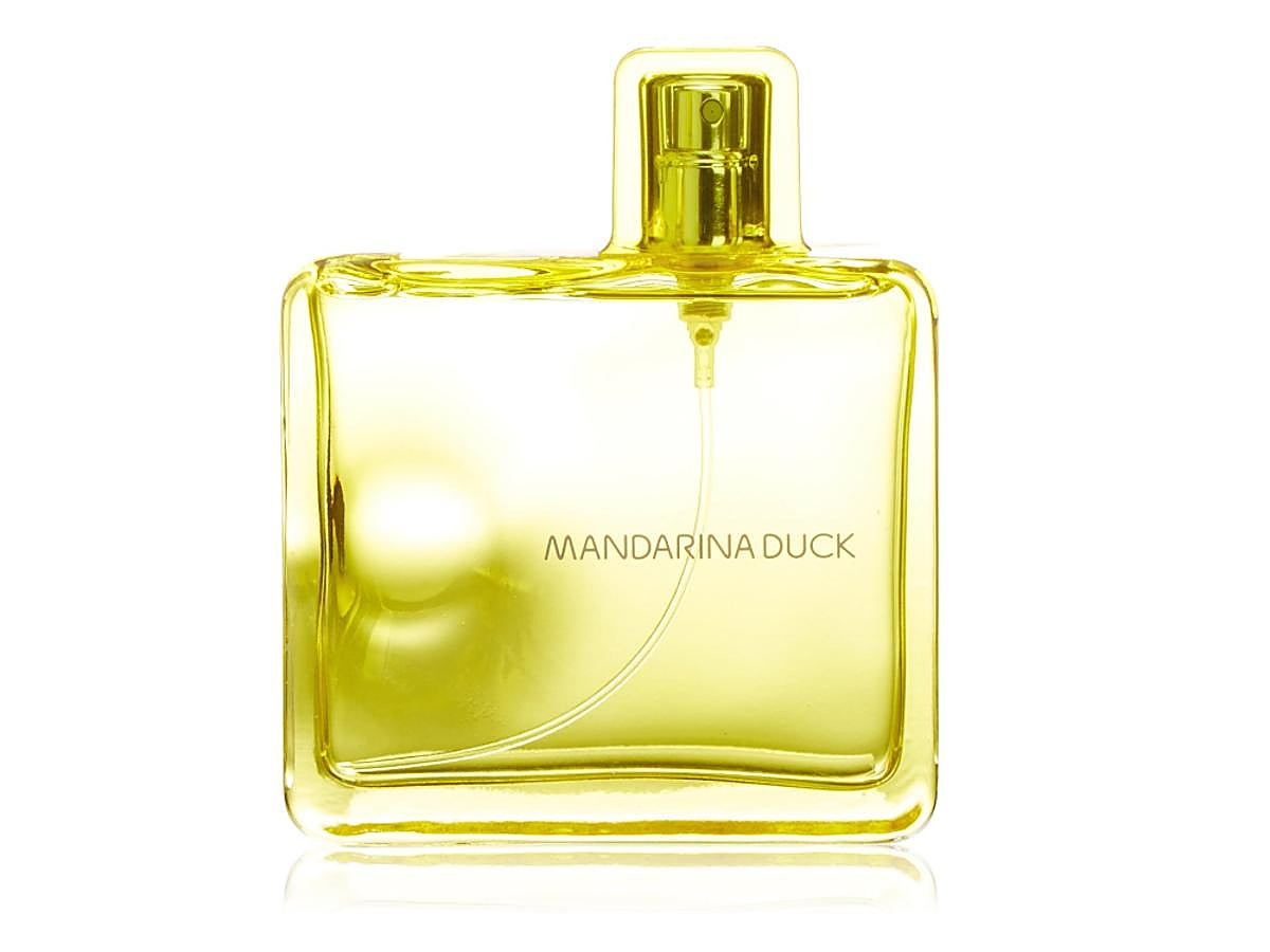 Mandarina Duck es una fragancia floral para mujer. La nariz creadora de esta fragancia, lanzada en 2004, es Nathalie Lorson. Notas de salida son pimienta blanca, fresia y bergamota amarilla; notas de corazón son madreselva, gardenia y jazmín; notas de fondo son almizcle y cedro.  Lo puedes encontrar en Douglas por 19,95 euros .