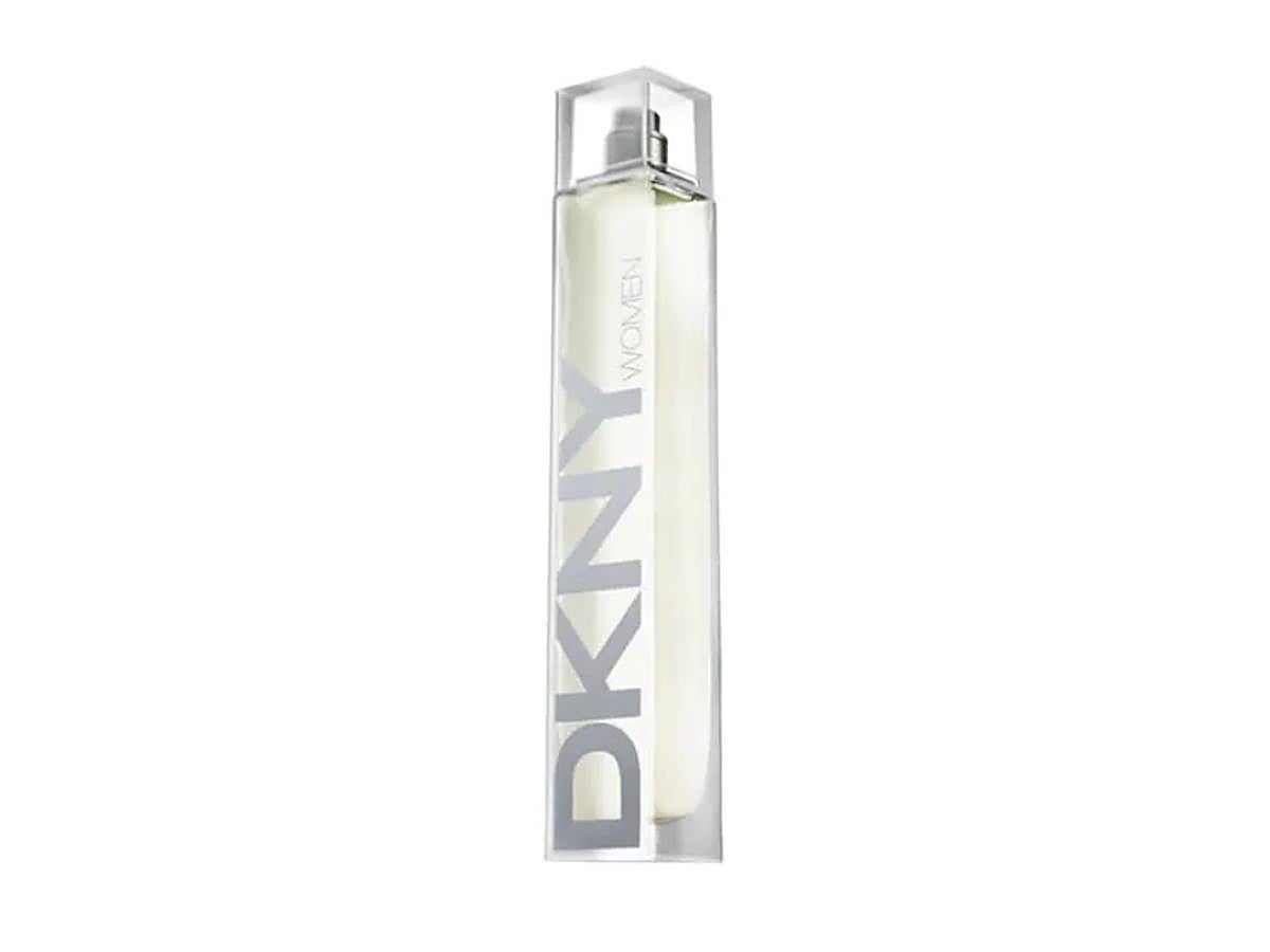 Una fragancia que captura la energía de Nueva York. El eau de parfum DKNY Women Energizing es un aroma floral urbano que aporta una exuberancia alegre y una humedad intensa. La suculenta naranja sanguina, el vodka frío y el tomate maduro proporcionan un toque a los sentidos, mientras que un acorde floral embriagador evocador evoca una sensualidad elegante. El abedul blanco y la madera de tulipán recuerdan una camiseta de algodón fresca, suave y pura en su simplicidad. Abrazando la feminidad moderna que define DKNY, juega con una frescura tentadora que es perfecta para el uso diario.  Encuentra el envase de 50 ml. por 35,99 euros .