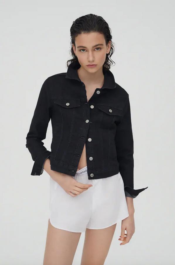 Disponible en negro y dos tonos de azul, esta cazadora de silueta ajustada, cuello clásico y bolsillos delanteros de plastrón con solapa y botón es de Pull&Bear y cuesta 19,99 euros. Solo queda en las tallas S, M y L.