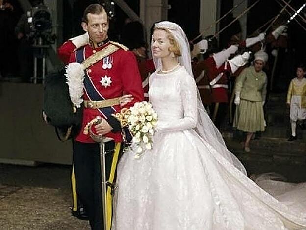 Imagen de la boda del príncipe Eduardo, la boda en la que surgió el romance entre el rey Juan Carlos y la reina Sofía.