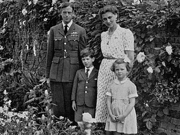 El príncipe Eduardo con sus padres, los duques de Kent, y su hermana.