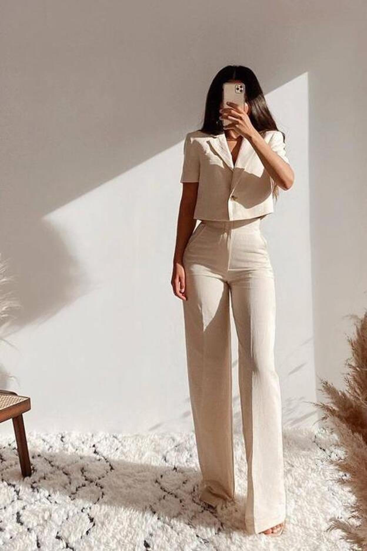 Pincha en la foto para ver cómo actualizar tu look de oficina para el verano con una favorecedoras blazer de manga corta