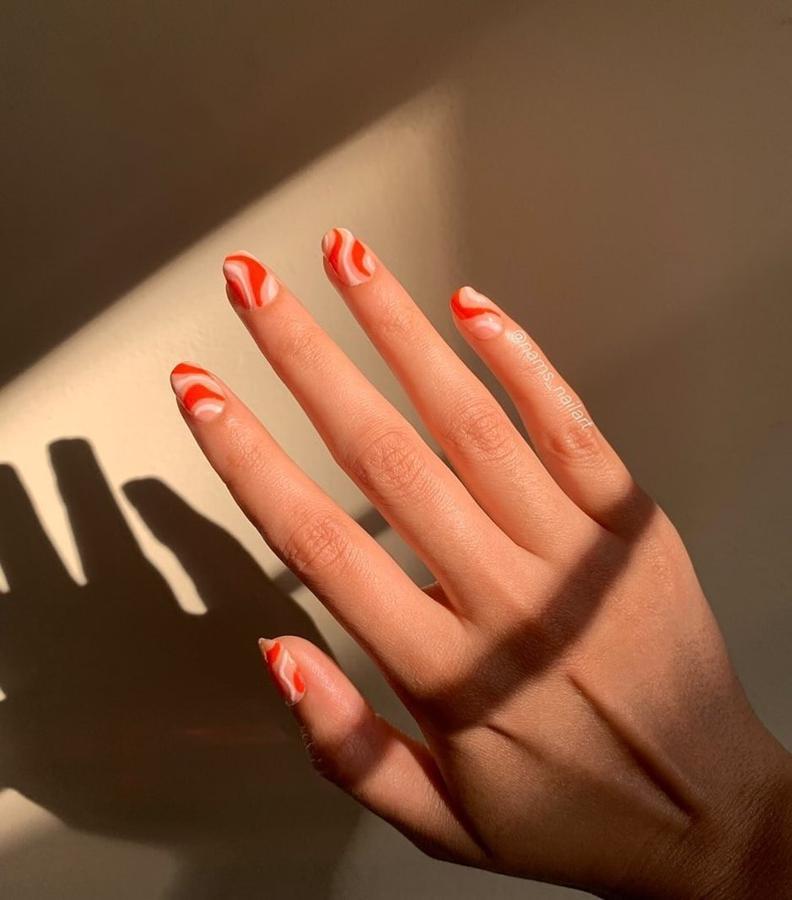 ¿Cómo es de original este efecto caramelo? Si tienes un pincel muy fino y algo de paciencia podrás recrear esta manicura que imita los icónicos caramelos.