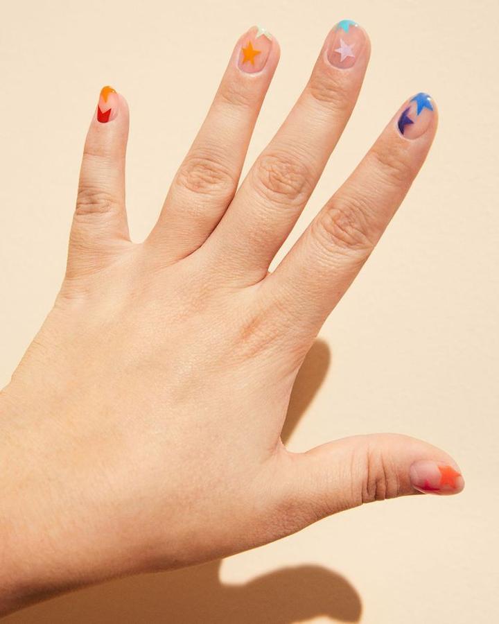 Si las flores te parecen demasiado clásicas y buscas algo diferente y original, una buena opción es apostar por las estrellas. Escoge cada una de un color y en diferentes tamaños.