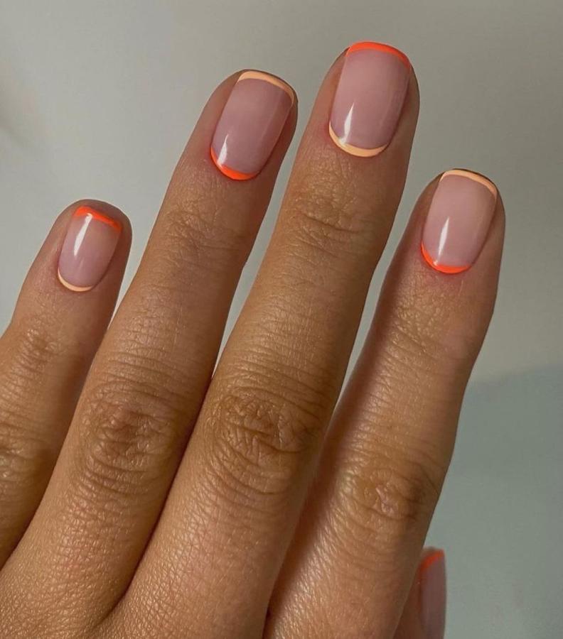 La dobre francesa es una opción estilizadora que sienta fenomenal y qeu, además, es súper original. Es tan sencillo como hacer la media luna también al inicio de la uña. ¡Queda ideal!