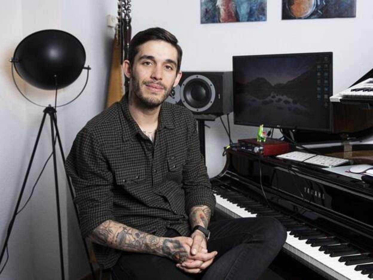 El actor Víctor Elías es primo lejano de la reina Letizia. Si quieres ver los looks primaverales que mejor le sentarían a la reina, pincha en la imagen.