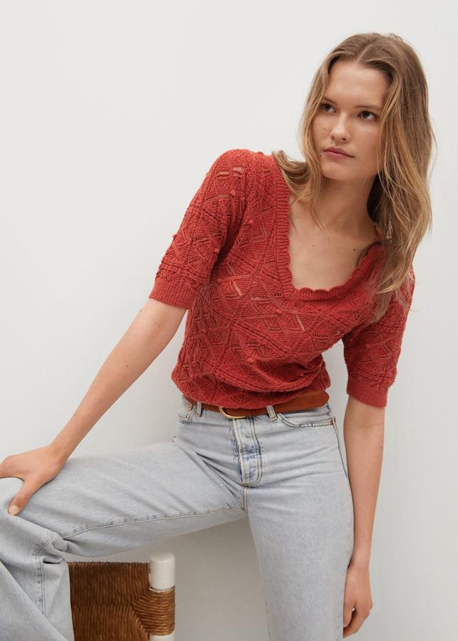 Top calado en color naranja tostado de Mango (25,99 euros)