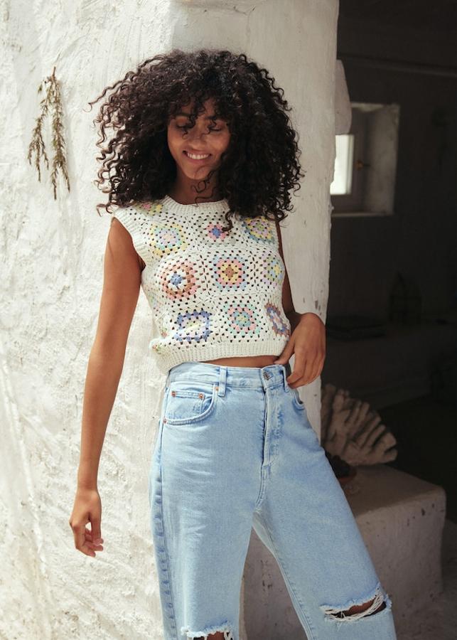 Top sin mangas de crochet multicolor de Mango (39,99 euros)