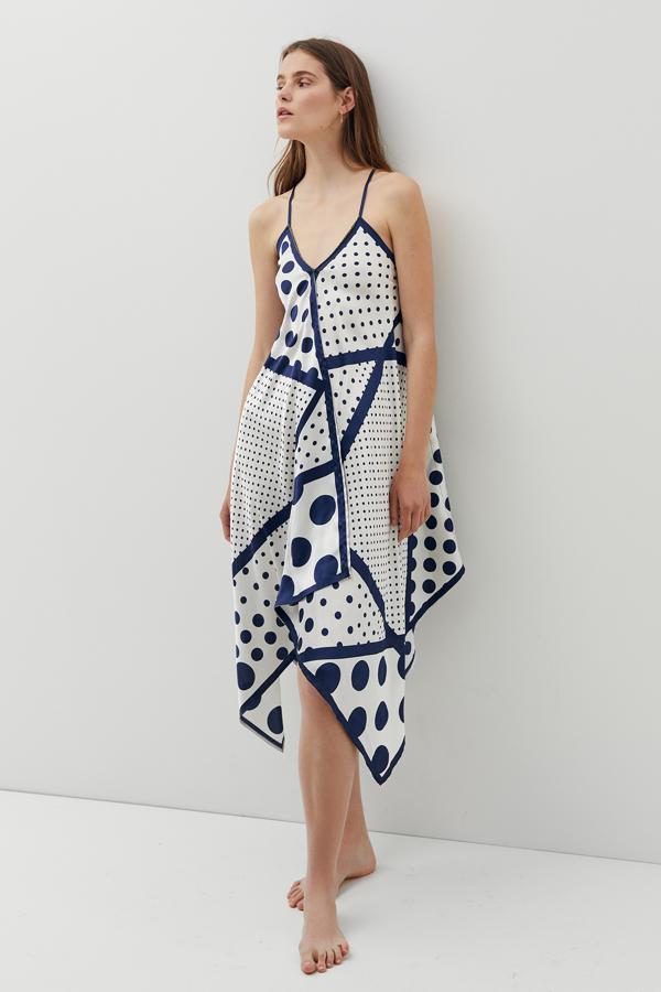 En color blanco con estampado de lunares en diferentes tamaños en azul, este vestido midi tipo pañuelo con tirantes finos viene con bajo acabado en picos y escote de pico. Disponible en las tallas S, M y L, cuesta 19,99 euros.