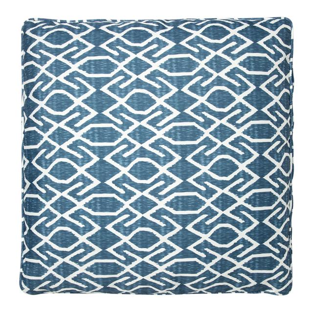 Ligero, apto para exterior, y acolchado. Con este cojín de El Corte Inglés en tonos azules y blancos, se pueden pasar horas en la terraza a todo confort. Cuesta 17,95 euros y está disponible en blanco.