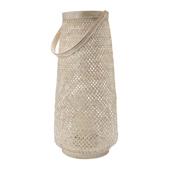 Si quieres añadir una luz tenue a la terraza, añade un farol como este. Este farol de fibra natural de El Corte Inglés cuesta 79,95 euros.