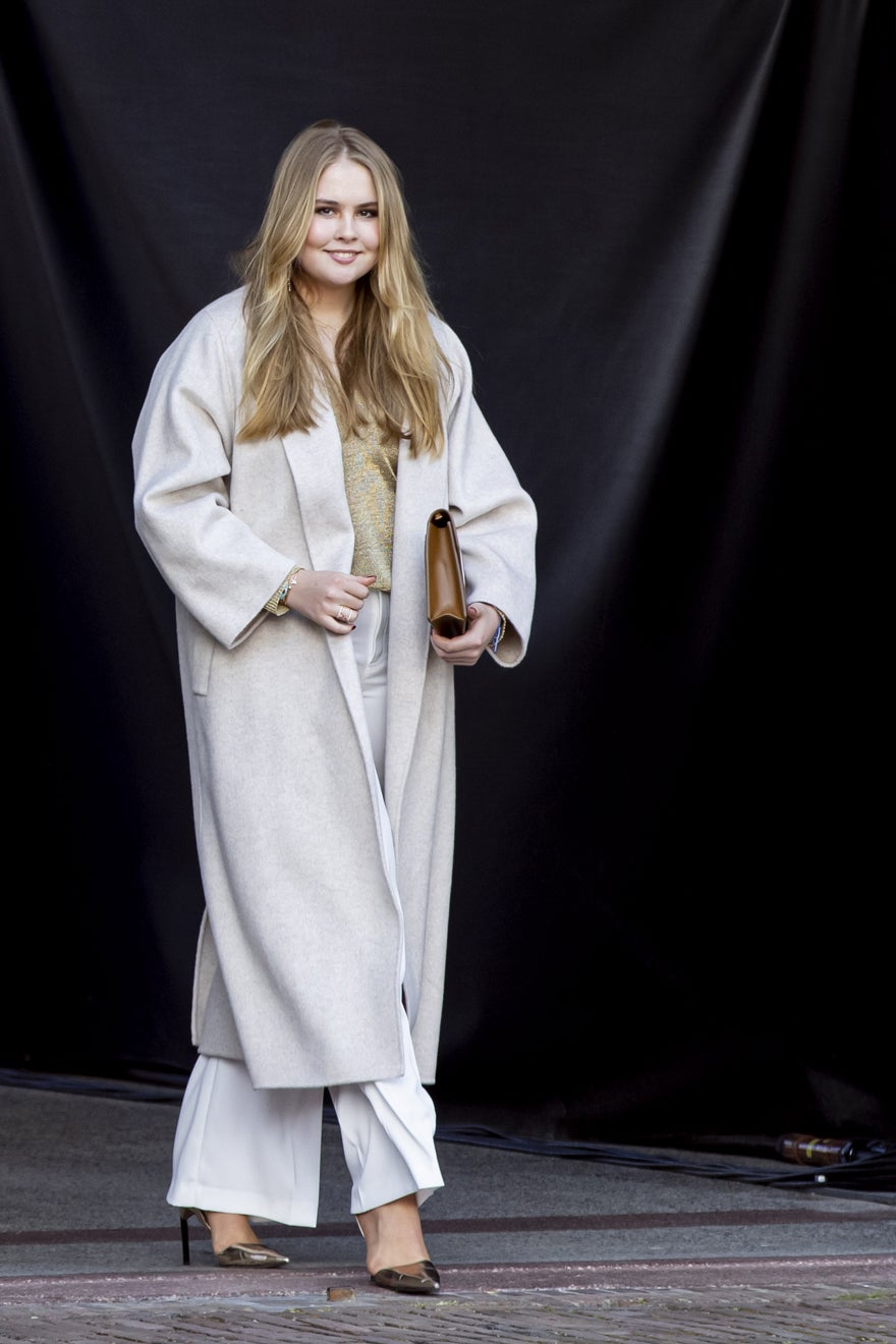 Otro de los mejores looks de la primogénita de la reina Máxima de Holanda y el rey Guillermo, es esta combinación en tonos crudos que se pondría hasta la mismísima Letizia Ortiz. Pantalones anchos fluidos, stilettos metalizados, abrigo largo recto, blusa y bolso marrón a juego para ser la royal más elegante.