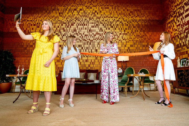 Y hablando de vestidos y cuñas... no podía faltar este total look amarillo con el que nos dio una auténtica lección de estilo.