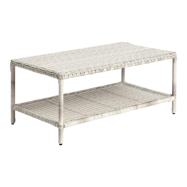 Si estás buscando un set de terraza, ahora es el momento de hacerte con uno. ¿Nuestro favorito? Este, empezando con esta mesa de fibra sinténtica y en color claro. Cuesta 249 euros.