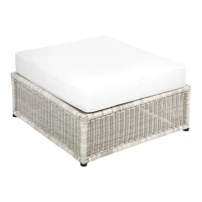 Siguiendo con el set de exterior, este puf con cojín de asiento incorporado. Ayuda a tener un asiento extra en la terraza, y no ocupa tanto espacio. Este puf cuesta 229 euros.