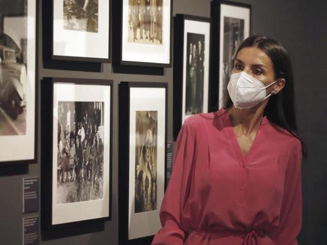Pincha en la foto para ver 15 vestidos made in Spain que podría estrenar la reina esta temporada.