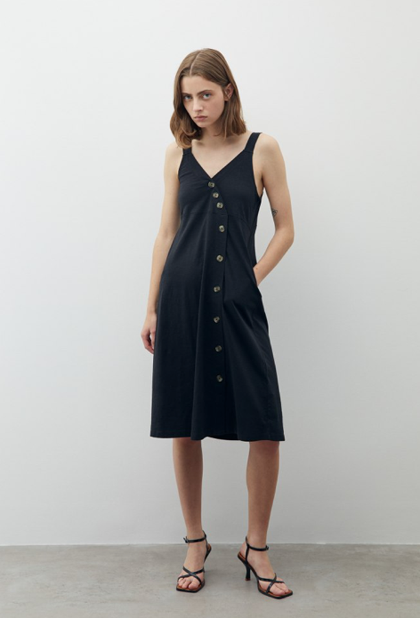 Nos encanta este vestido de la nueva colección de Sfera que retuerce ligeramente el clásico vestido con botones. Es de tirantes y está confeccionado en algodón (15,99 euros).