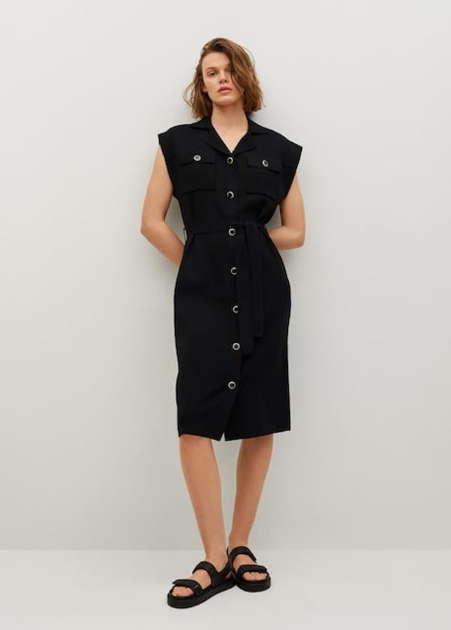 Otro diseño, esta vez de Mango, que nos entusiasma: también versiona el clásico vestido abotonado, pero con un horizonte retro: la espalda lanzada es cien por cien ochentera (39,99 euros)..