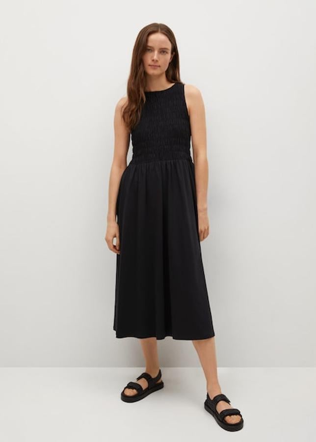 No podía faltar un vestido con el adorno protagonista de la temporada: el nido de abeja. Además, la falda evasé encajará con las 'shoppers' que no busquen de siluetas ajustadas. Es de Mango y cuesta 19,99 euros.