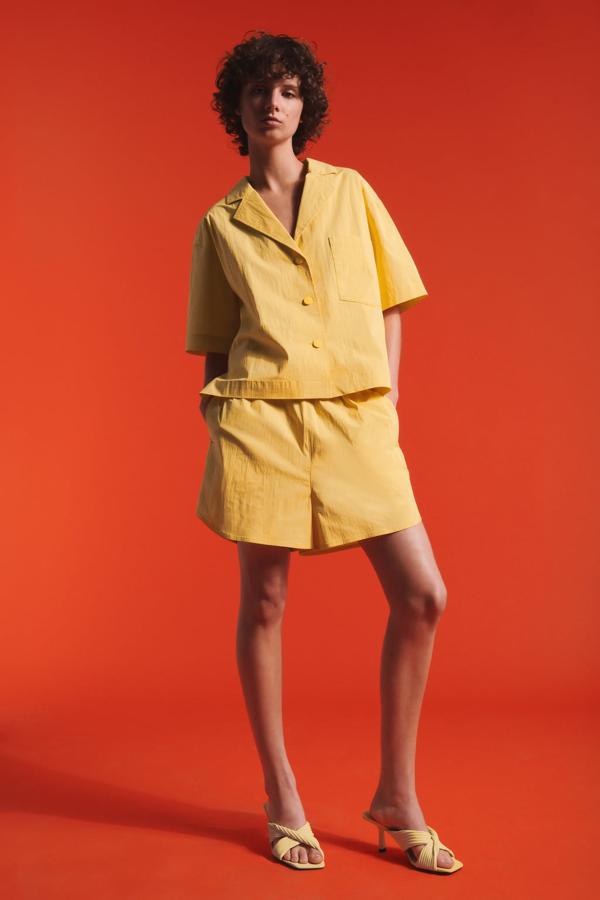 Sandalias destalonadas en tejido plisado de color amarillo de la colección de verano de Zara (29,99 euros)