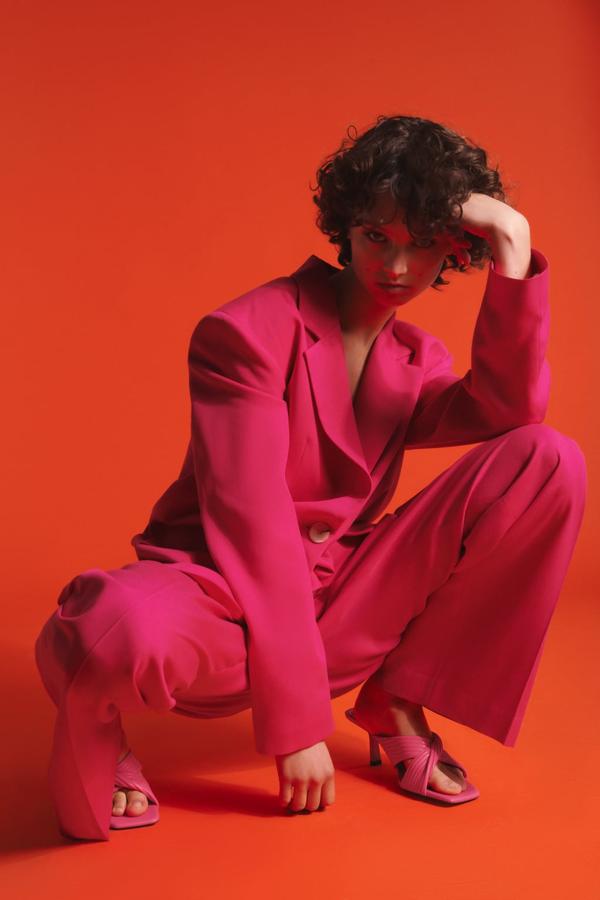 Sandalias destalonadas en tejido plisado de color rosa de la colección de verano de Zara (29,99 euros)