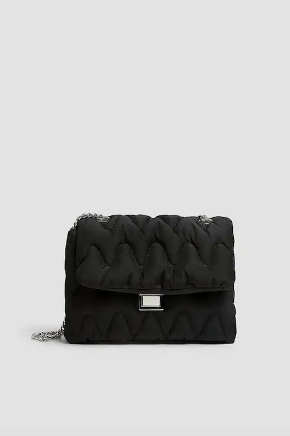 Con corte de tejido acolchado con pespuntes, esta banadolera negra con cierre mediante solapa y pieza metálica y asa de hombro con cadena ha pasado de 19,99 euros a 15,99 euros.