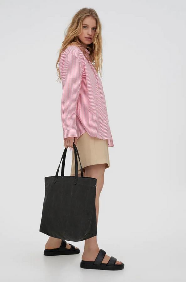 Disponible en gris antracita o beige, este bolso formato shopper de tejido con asas de hombro largas ha pasado de 19,99 euros ha pasado a costar 15,99 euros.