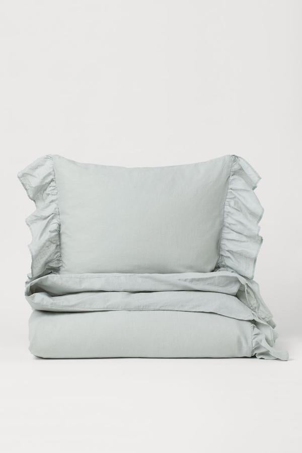 Con mezcla de algodón, y ribetes anchos de volantes, esta funda nórdica se puede convertir en tu favorita. Ahora tiene un precio de 34,99 euros.