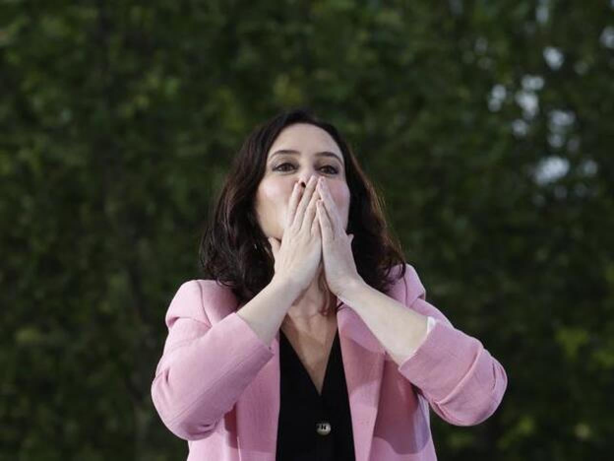 Pincha en la foto para ver el mensaje secreto que las mujeres con poder como Letizia o Isabel Díaz Ayuso lanzan desde sus mascarillas.