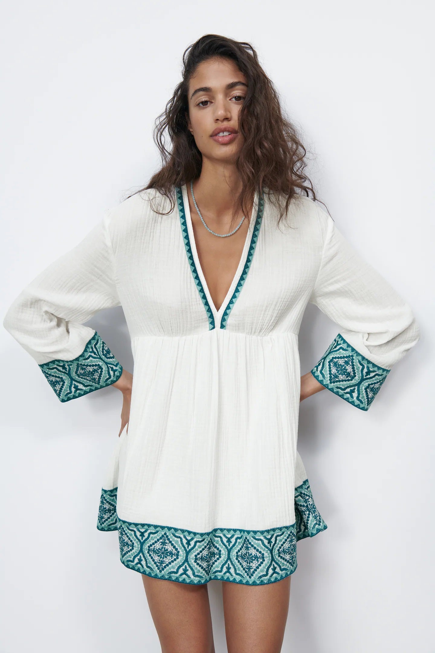 Otro de los vestidos que está arrasando en la nueva colección de Zara es este blanco con escote a pico y detalles bordados. Ideal para el verano. Ahora: 25,95 euros.