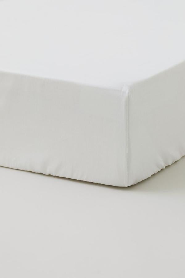 Las sábanas bajeras también juegan un papel importante en cualquier cama. Si buscas una sábana bajera clásica, esta es nuestra favorita. Una sábana bajera de H&M Home en lyocell y algodón.