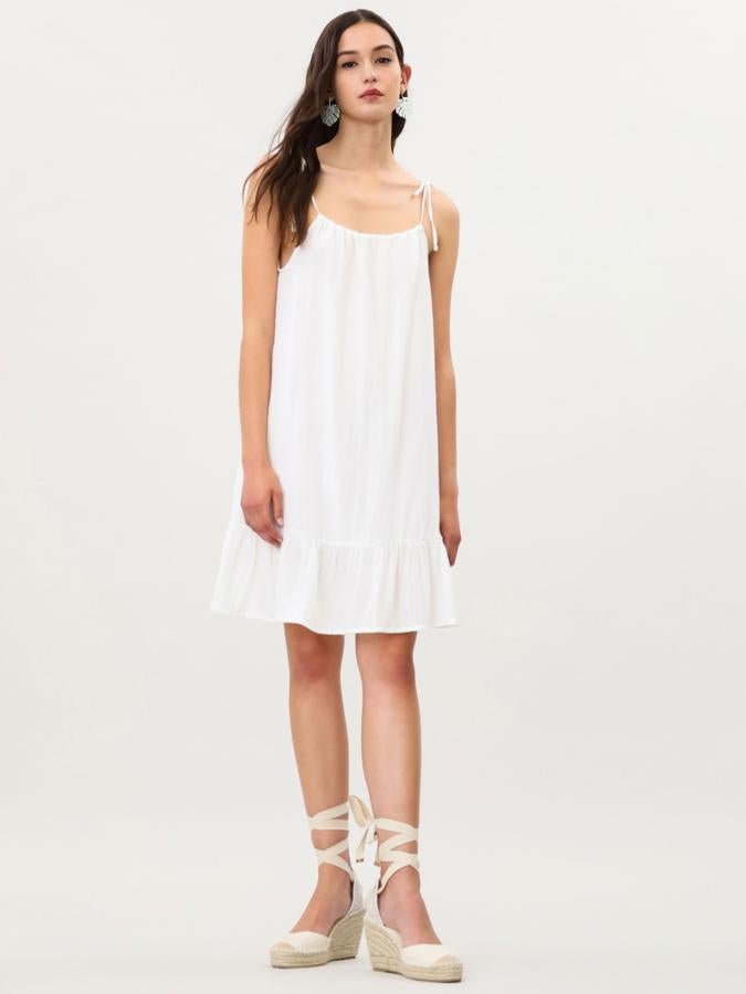 Un vestido blanco es un básico que no puede faltar en tu armario de verano, y este ligero y súper favorecedor de Lefties es una apuesta segura. Precio: 9.99 euros.