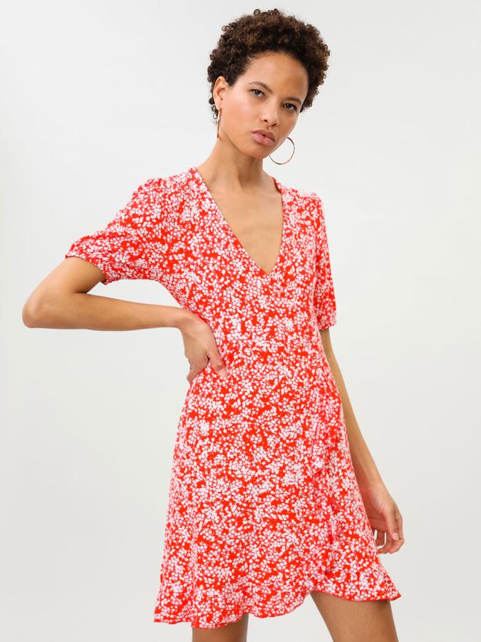 Si hay una silueta de vestidos favorecedora, es la silueta 'wrap': el escote cruzado y la cintura marcada sientan de maravilla. Este modelo de Lefties (9.99 euros) está además  disponible en cuatro estampados diferentes  como ya te contamos hace unos días.