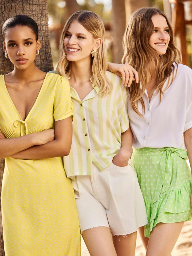 Con escote en uve rematado con detalle de lazo, este minivestido amarillo con estampado en blanco (disponible en otros cuatro colores) estiliza y tiene efecto buena cara inmediato. Cuesta 9.99 euros en Lefties.