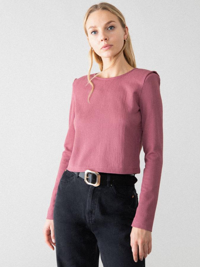 Si buscas algo con un estilo más formal, Lefties tiene la camiseta para ti. Es de diseño corto y manga larga. La puedes encontrar en rosa y en negro. Su precio es de 8,99 €.
