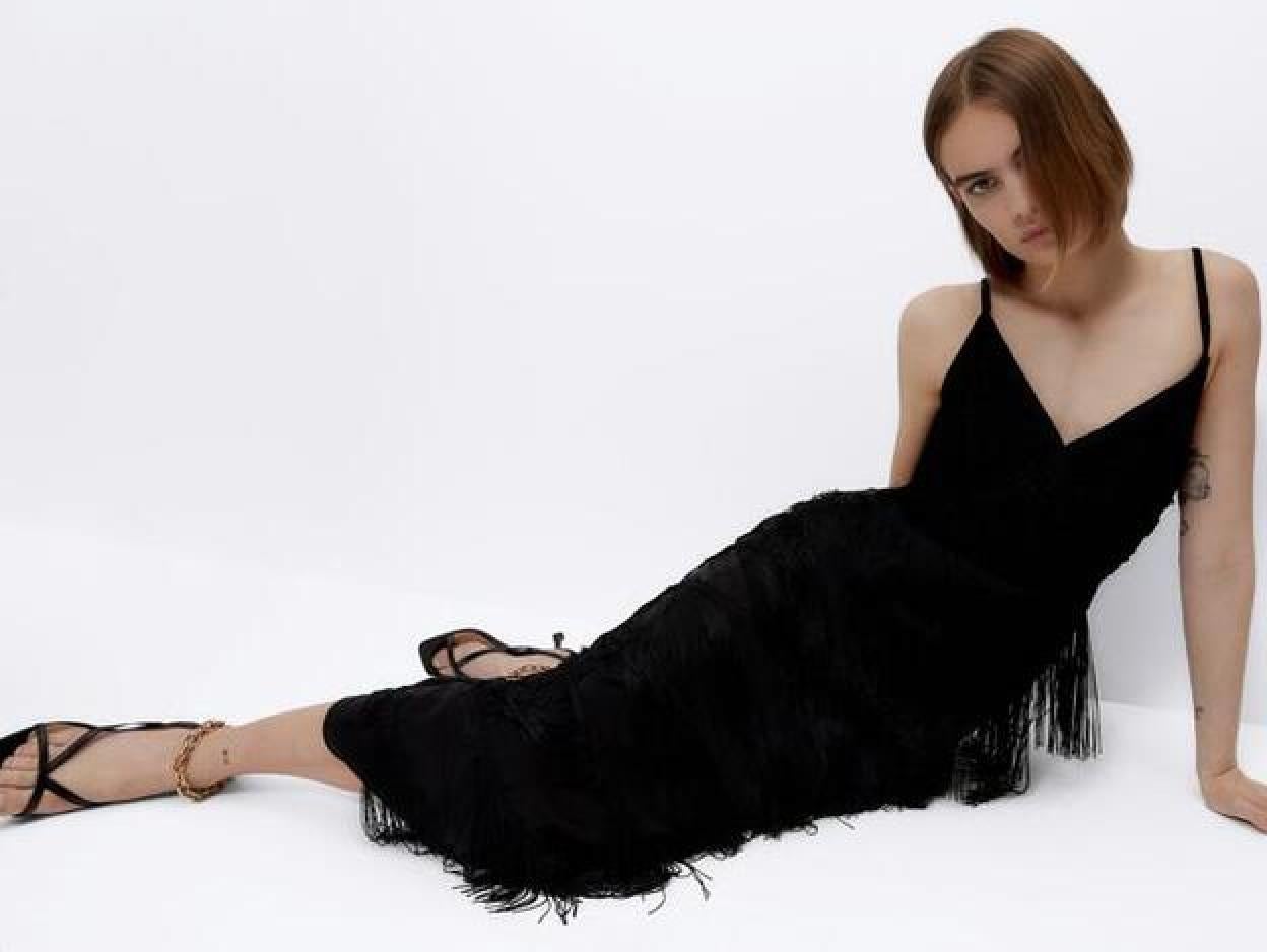 Pincha en la imagen para descubrir los vestidos largos y midi más vendidos de Uterqüe que rejuvenecen a los 40.