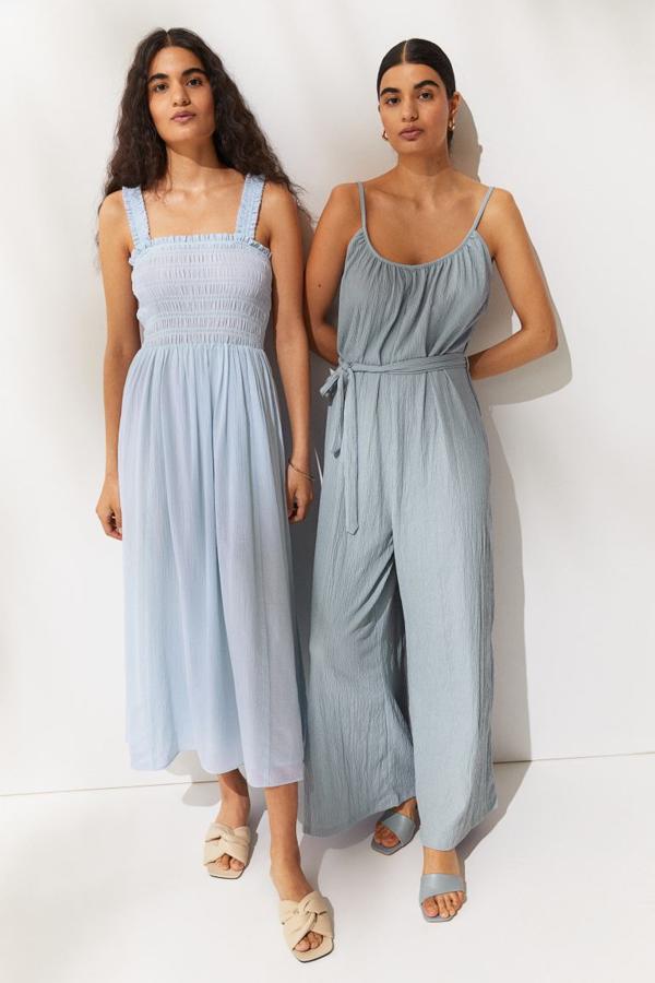 Vestido de tirantes con nido de abeja en color azul de H&M (39,99 euros)