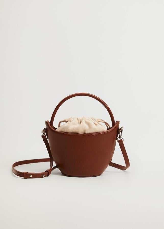 Mini bolso en color cuero de Mango (19,99 euros)