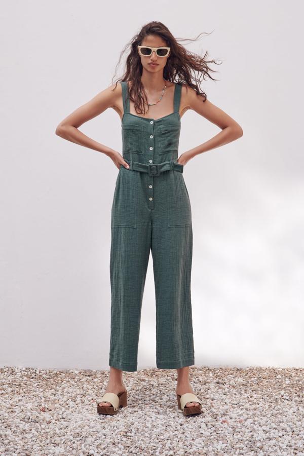 Mono de tirantes con botones y cinturón de Zara (29,99 euros)