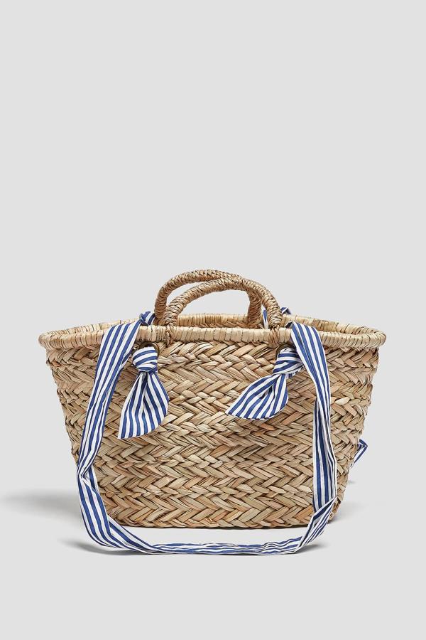 Bolso estilo capazo de rafia de Pull & Bear (22,99 euros)