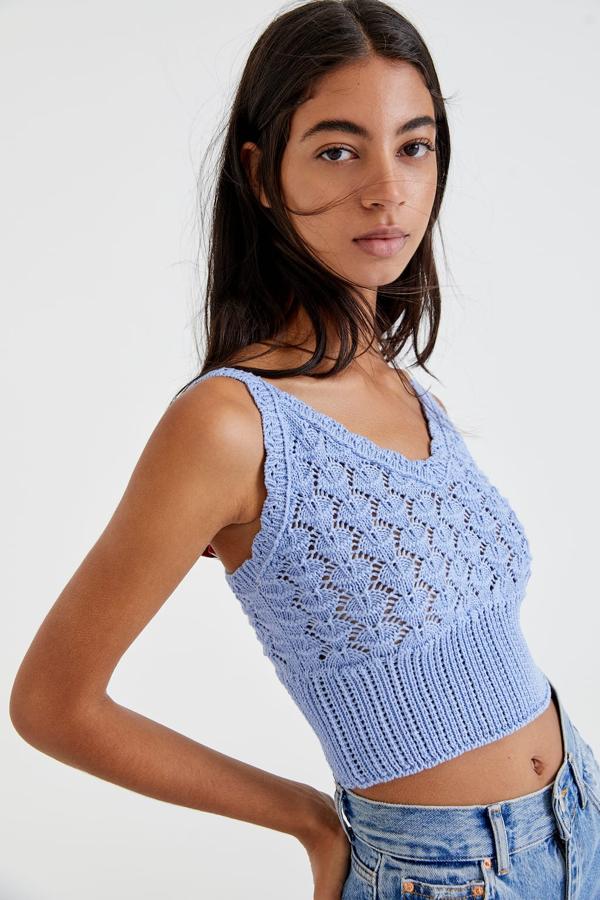 Top calado en color azul lavanda de Pull & Bear (15,99 euros)