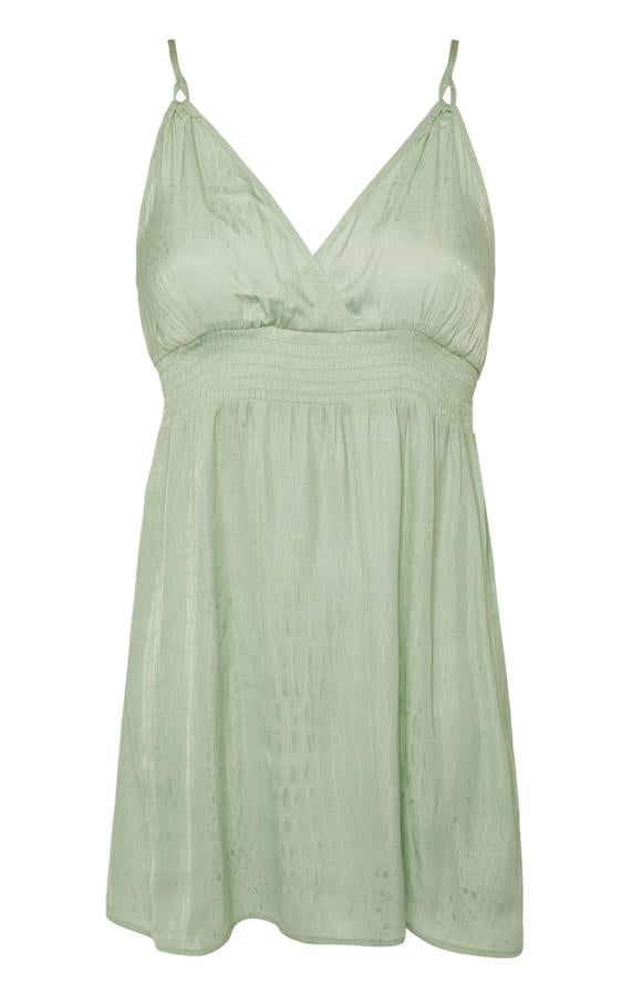 En color verde mental, este camisón de raso con tirantes y cintura fruncida tiene un precio de 12 euros.