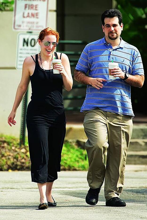 Paseando con su marido, Sean.