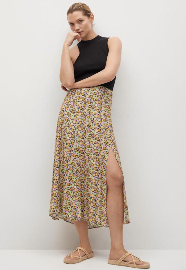 Con estampado floral de colores, esta falda midi con tiro alto y abertura en la parte delantera tiene un precio de 25,99 euros.