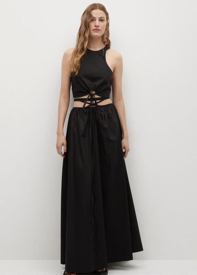 En color negro, esta falda larga con diseño acampanado y cordones ajustables a la cintura tiene un precio de 49,99 euros.