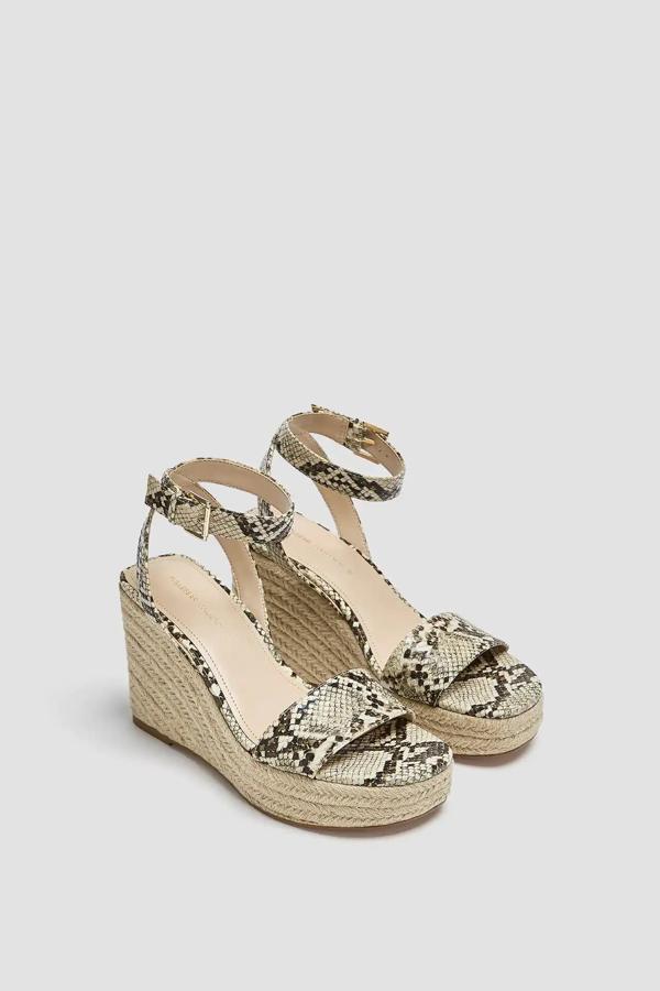 Con una cuña de 10,5 centímetros de altura, esta cuña de yute con estampado de animal print de serpiente cuenta con pulsera al tobillo y tiene un precio de 29,99 euros. Es de Pull & Bear.