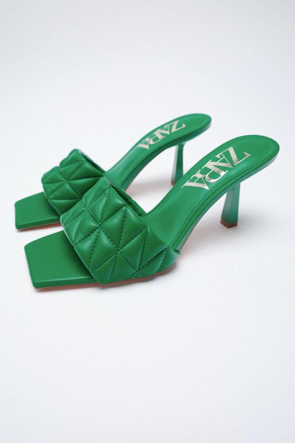 Con tacón fino de ocho centímetros de altura, esta sandalia con tira ancha acolchada de color verde tiene un precio de 29,95 euros. Es de Zara.