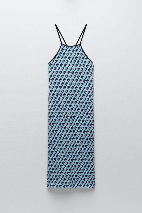 Disponible en azul o en naranja, este vestido de tirantes finos y escote redondo tiene un precio de 19,95 euros.