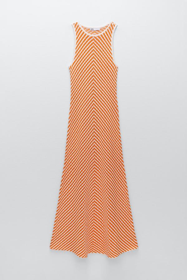 Este vestido de crochet en blanco y naranja cuenta con cuello redondo y manga sisa y tiene un precio de 39,95 euros.